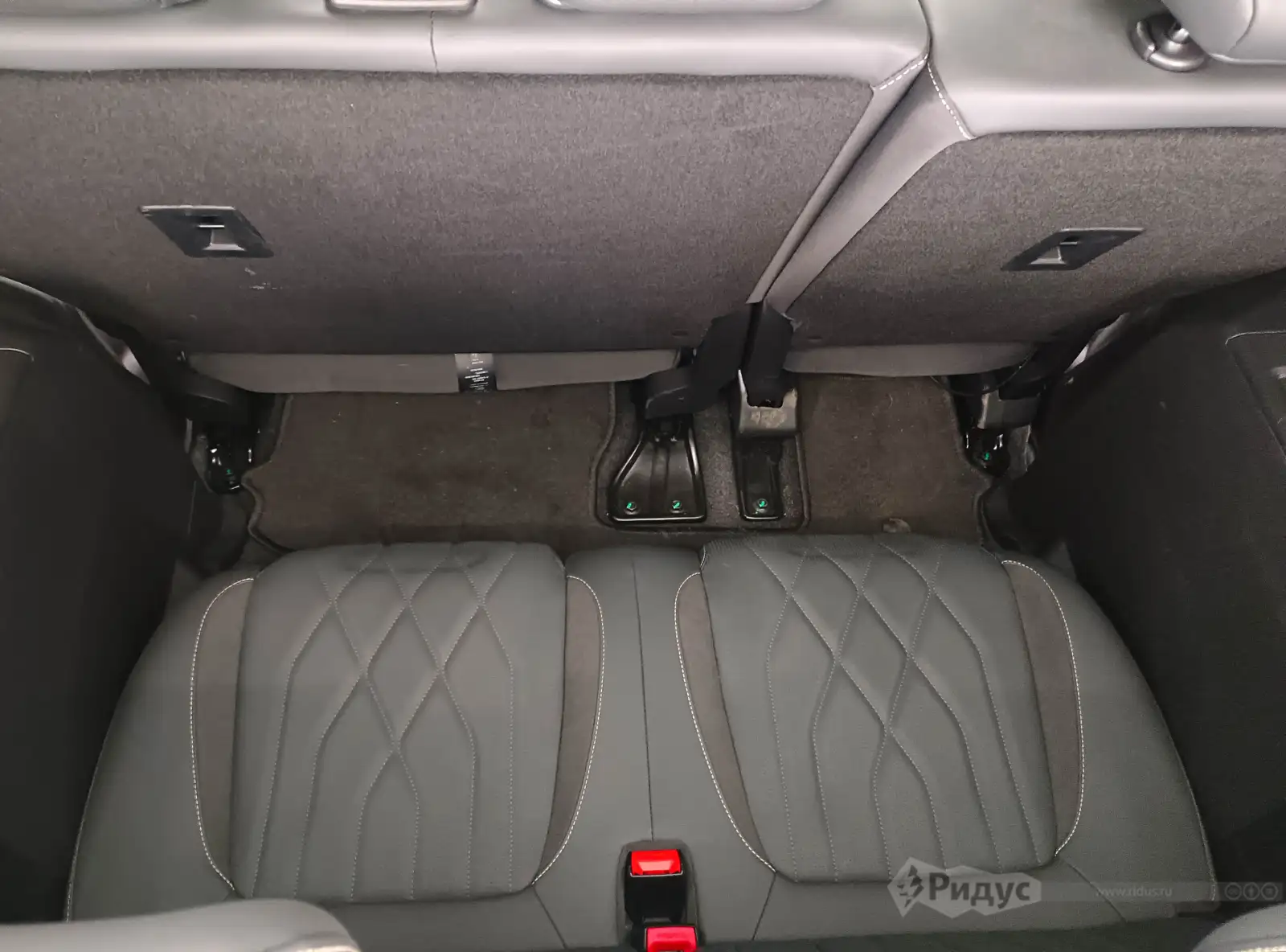 Soueast S09, места в третьем ряду нет от слова совсем.  