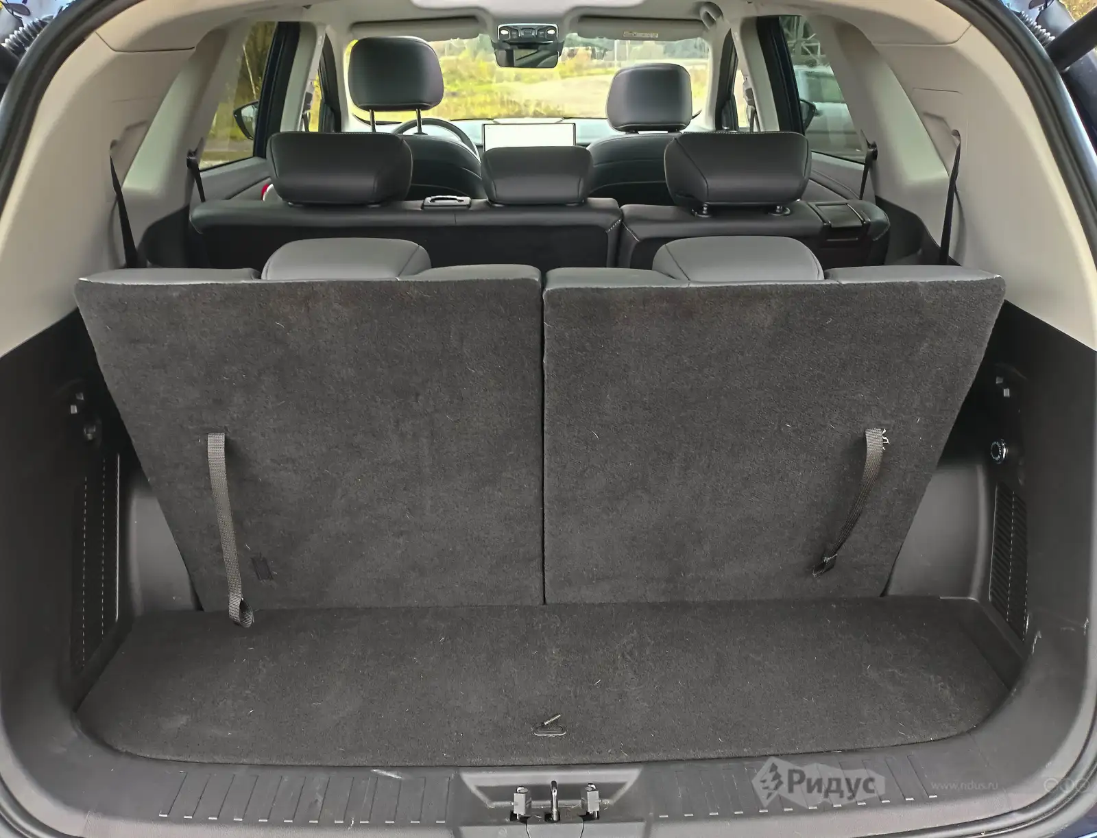Soueast S09, при разложенном третьем ряду места для багажа практически нет.  