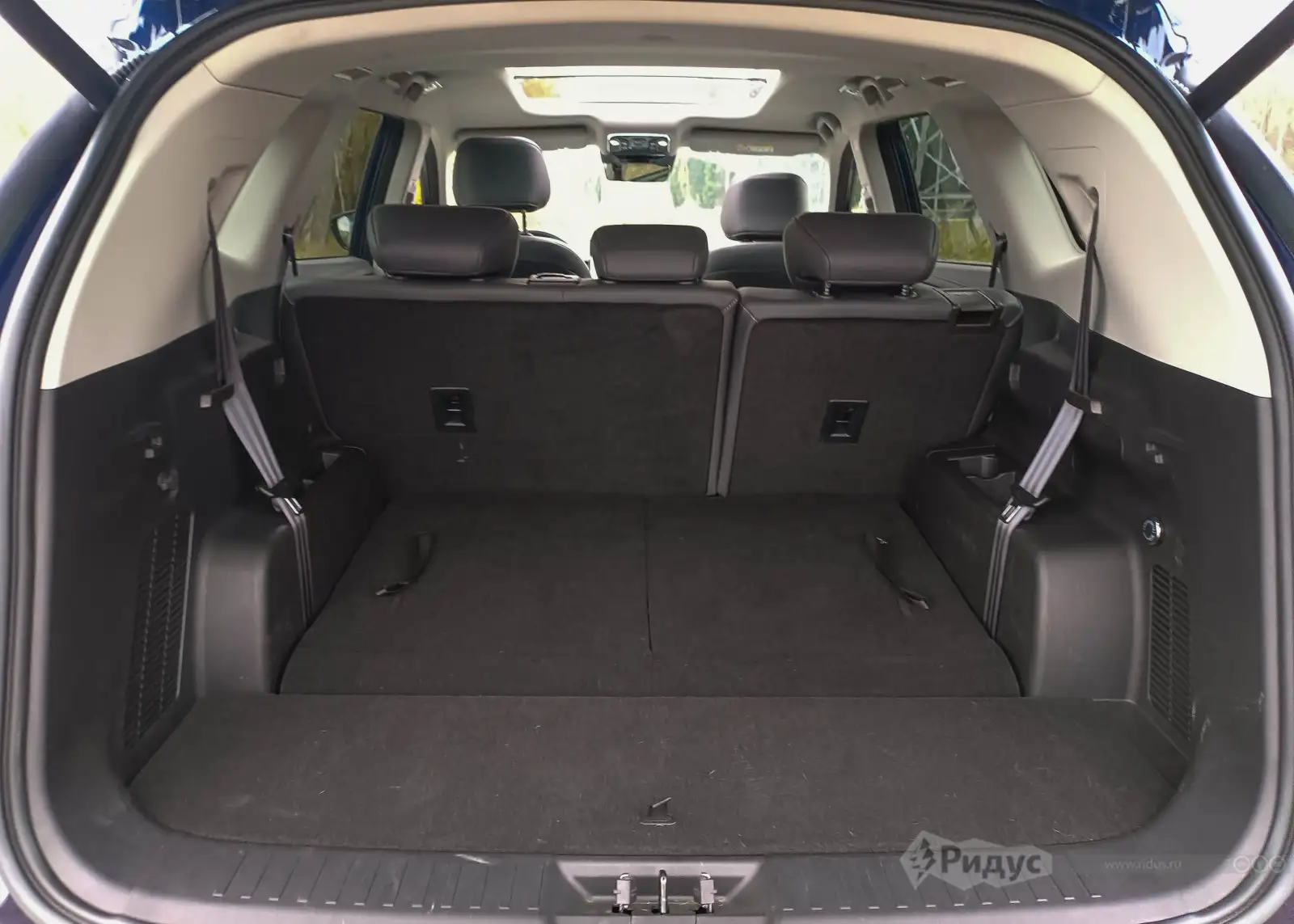 Soueast S09, если не эксперементировать с третьим рядом, то багажник у S09 просто огромный.  