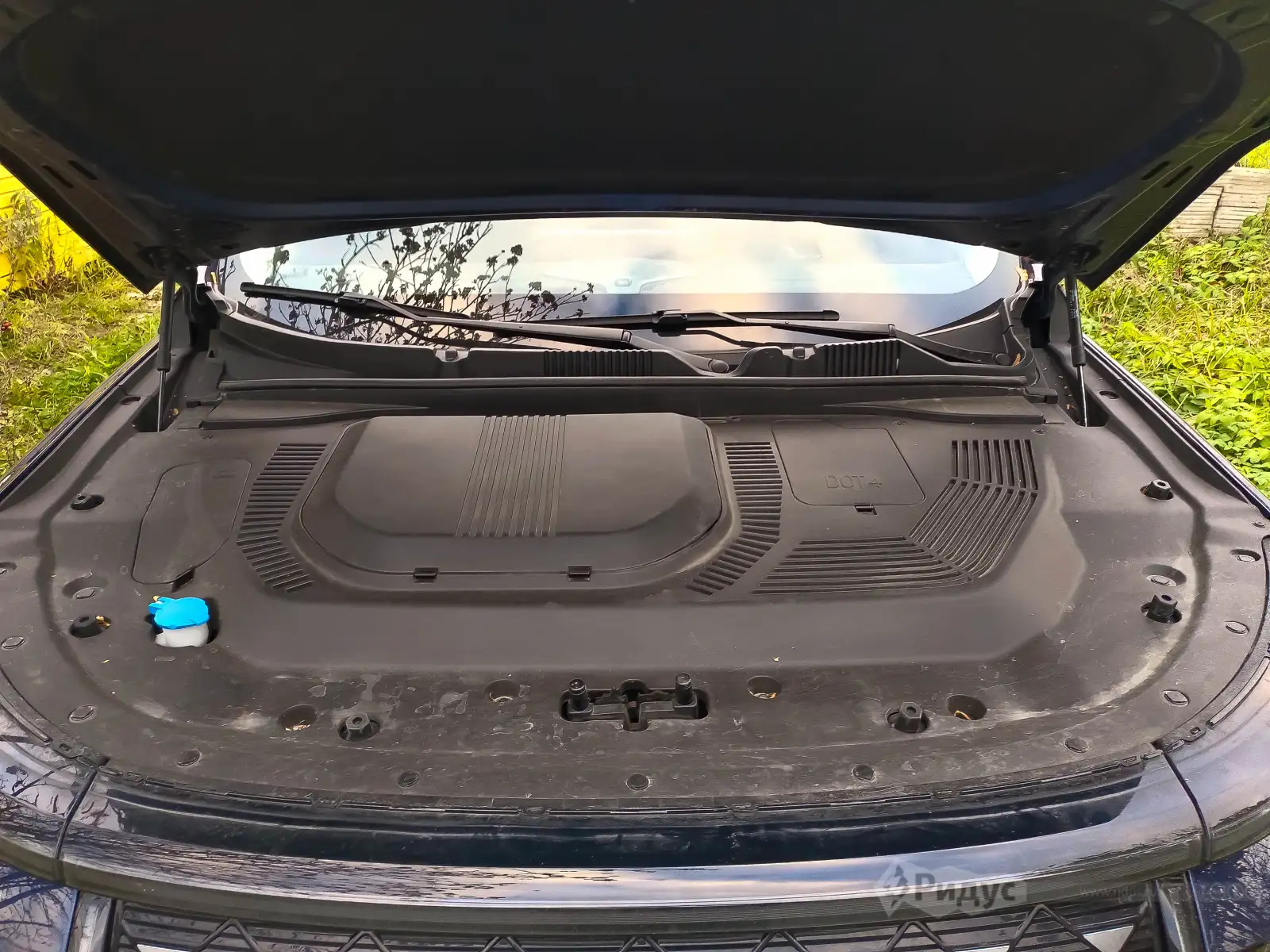 Soueast S09, мотор наглухо закрыт пластиковым кожухом. Ибо нефиг лазить...  