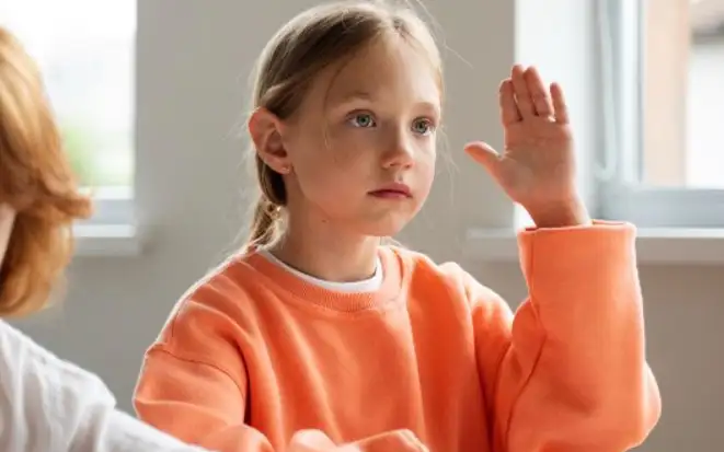 Девочка на учебе.