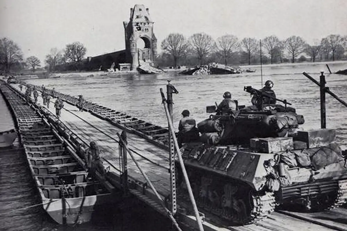 Армия США переправляется через Рейн по тяжелому понтонному мосту в Вормсе, март 1945. 