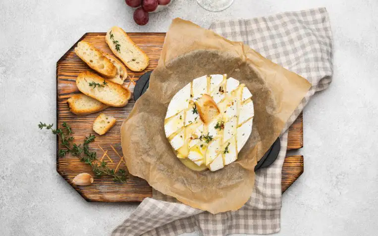 Запеченный камамбер.