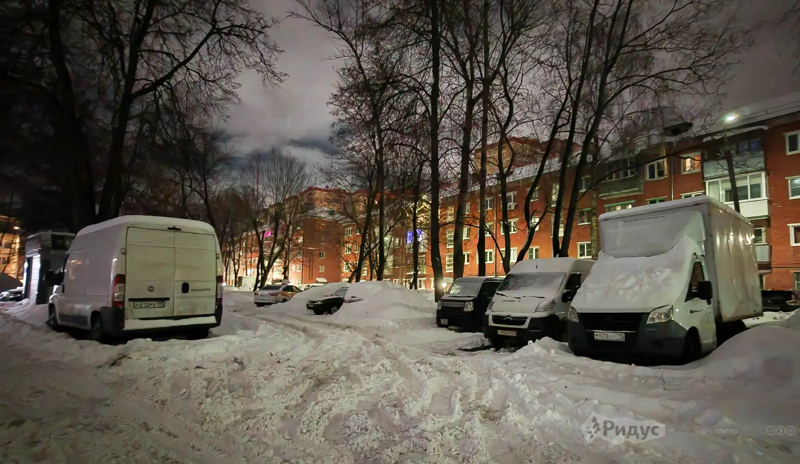 Двор, забитый коммерческим транспортом. 