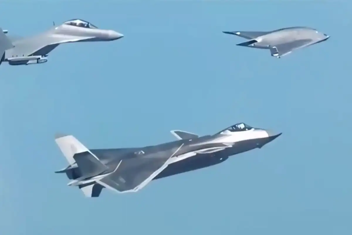 Беспилотник GJ-11 с истребителем J-20 и самолетом J-16D. 
