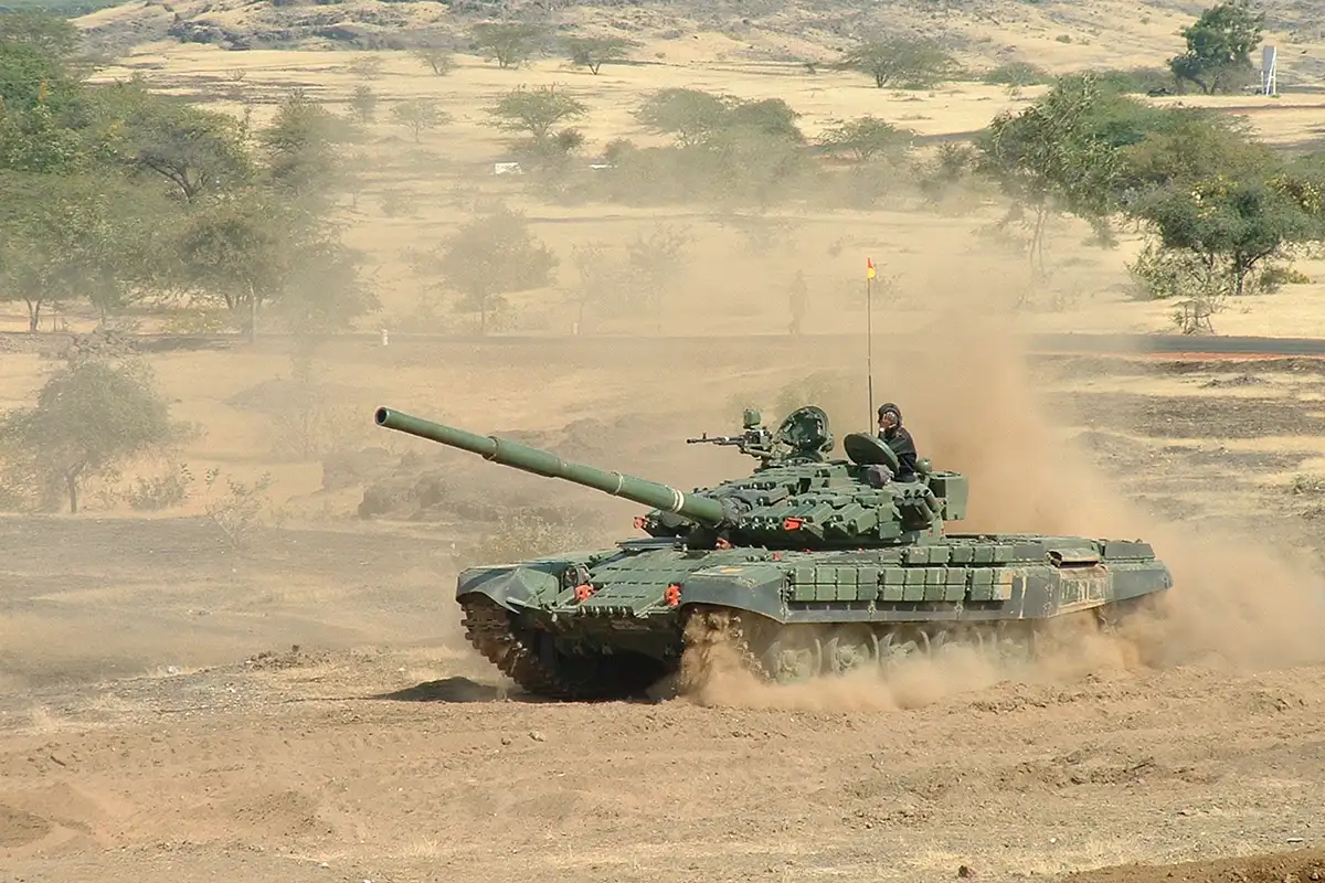 Индийский Ajeya (T-72) во время учений. 
