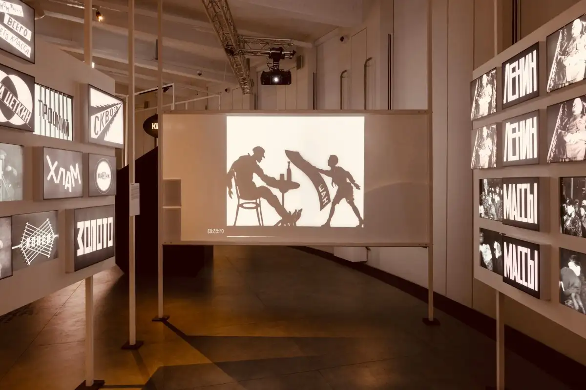 Фрагмент экспозиции выставки «Дзига Вертов. Киноглаз».