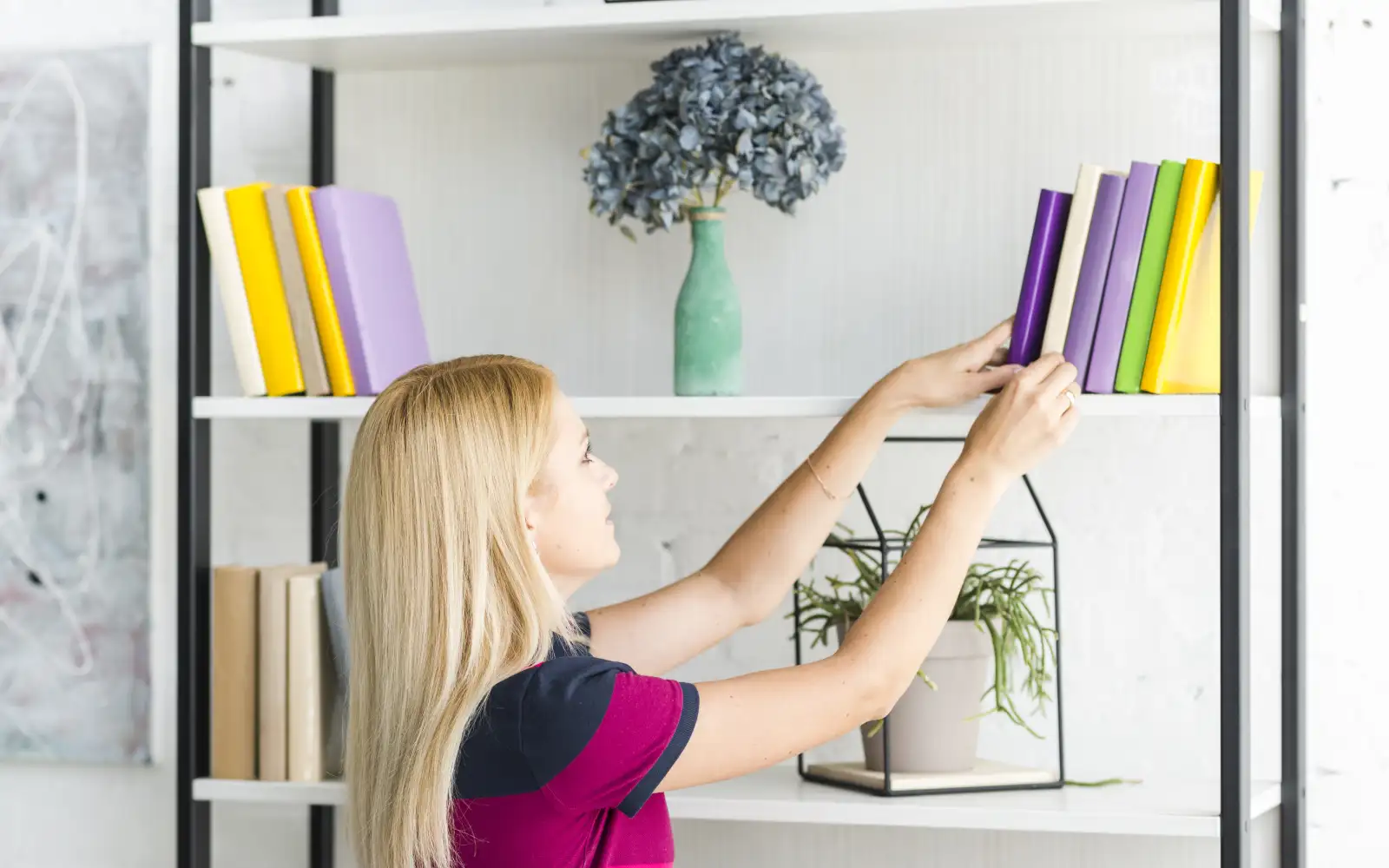 Девушка наводит порядок.