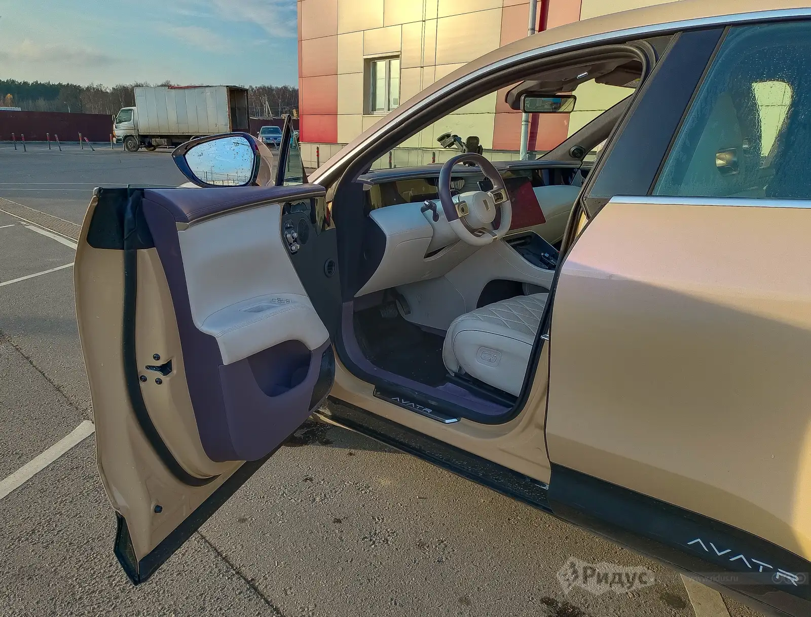 AVATR 11, двери с безрамочным остеклением и электроприводом.  