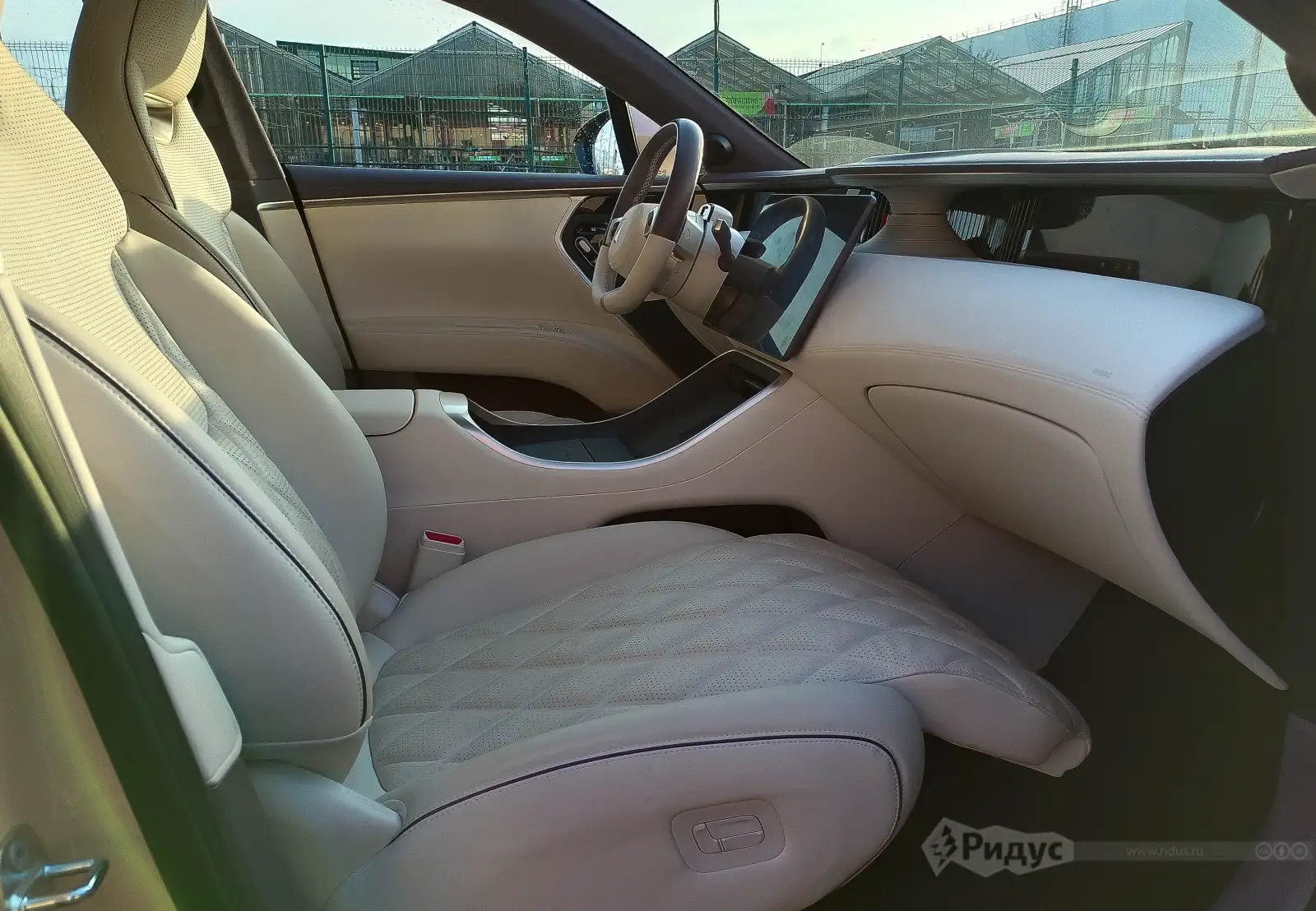 AVATR 11, передние кресла.  