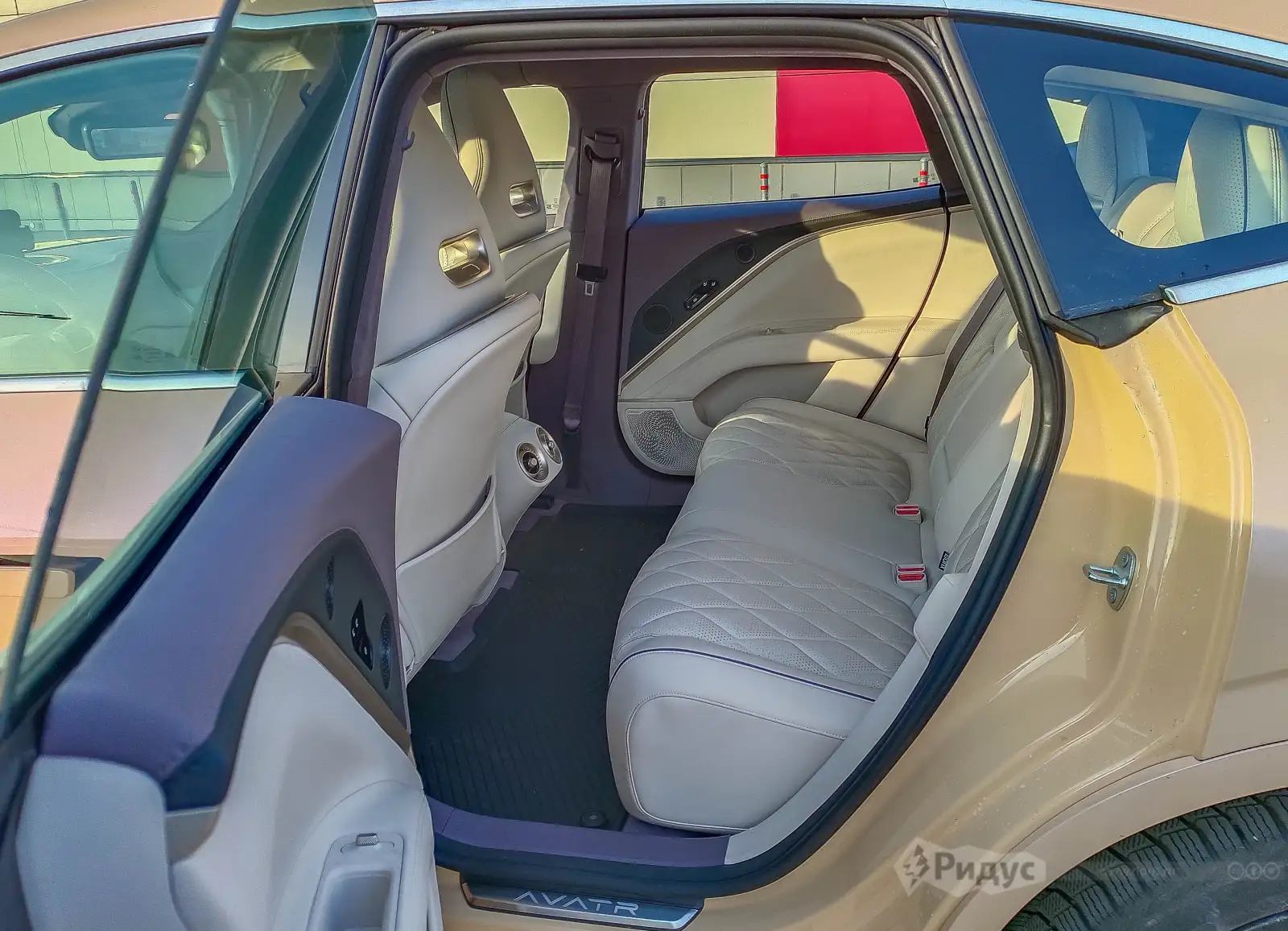 AVATR 11, второй ряд.  