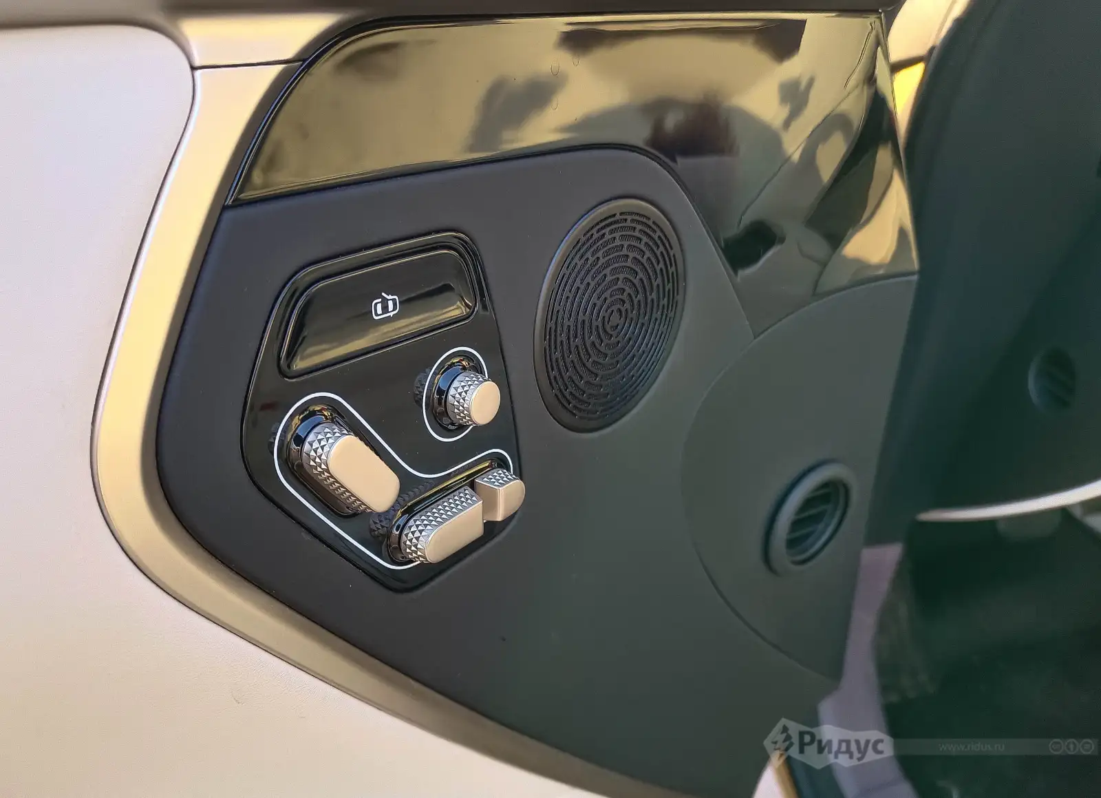 AVATR 11, органы регулировки передних кресел выполнены на двери.  