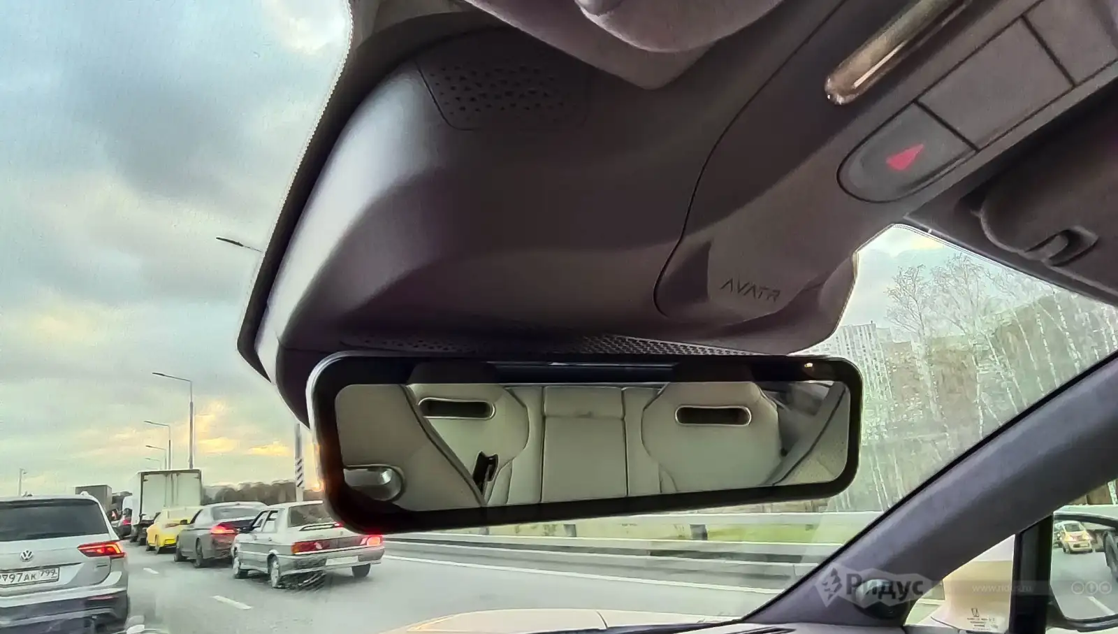 AVATR 11, салонное зеркало заднего вида в режиме просто зеркала.  