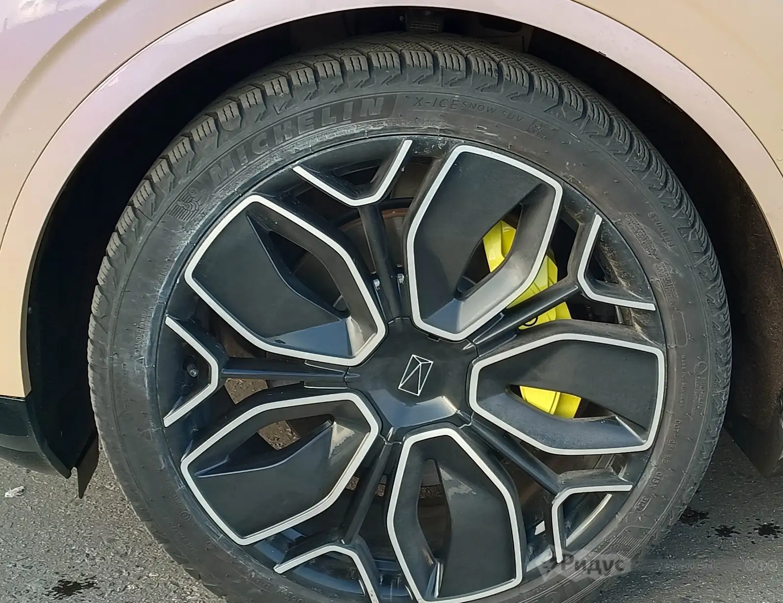 AVATR 11, тормозные супорта Brembo в желтом исполнении.  