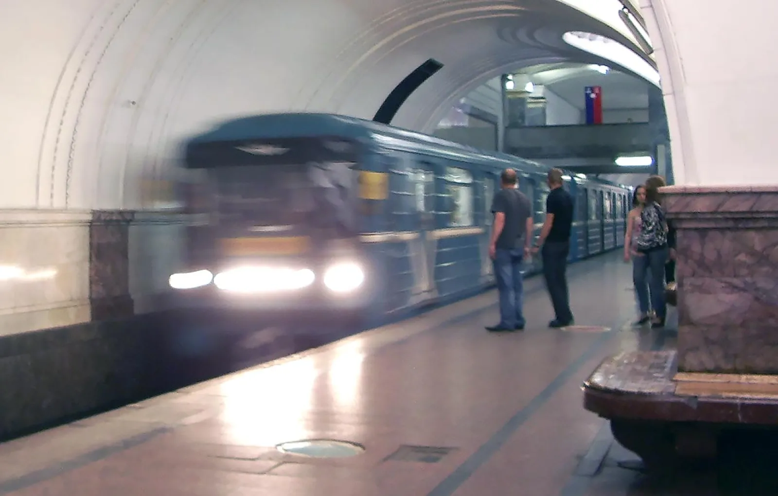 На зеленой ветки метро Москвы произошел сбой