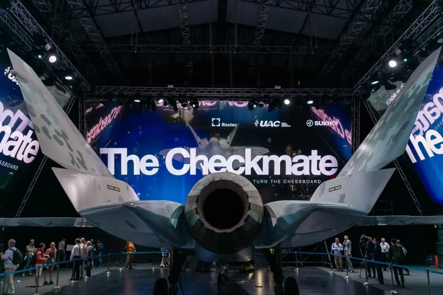 Двигатель Су-75 Checkmate АЛ-41Ф1 с управляемым вектором тяги и соплом круглой формы. 