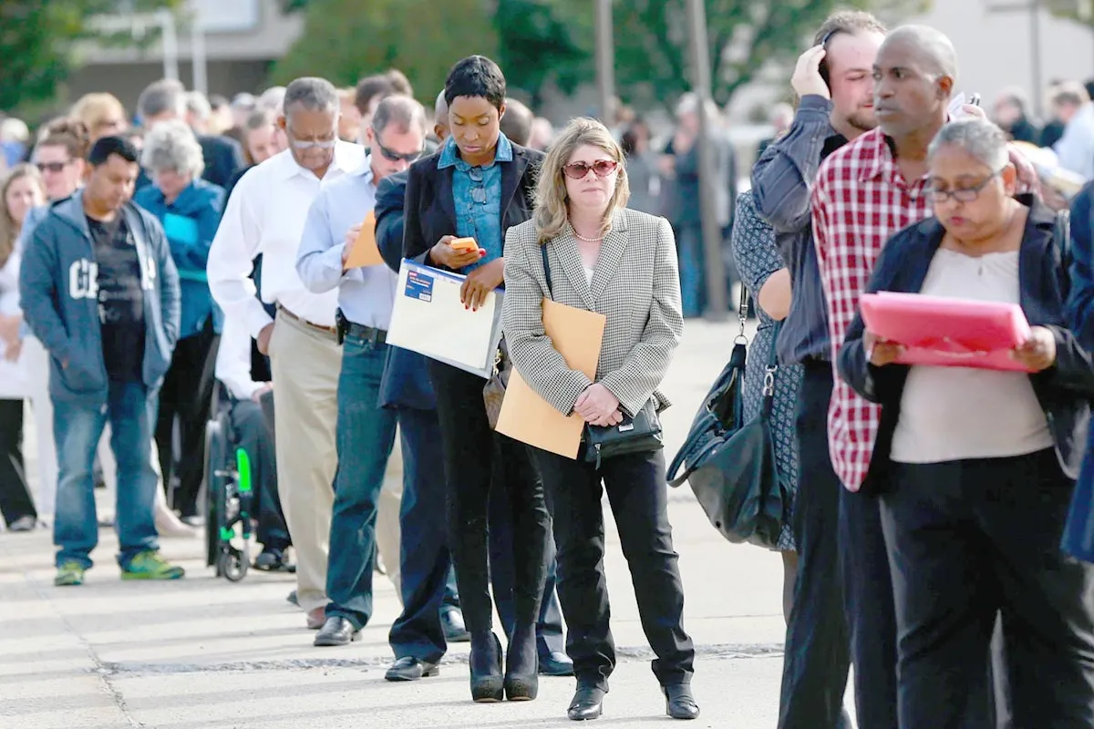 Очередь на ярмарку вакансий в США.