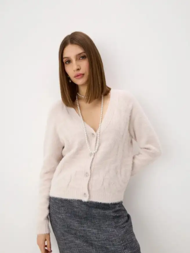 Универсальный кардиган средней длины.