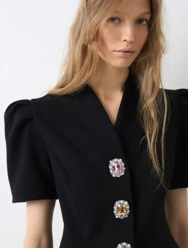 Черная рубашка.