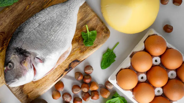 набор продуктов: рыба, яйца, бразильские орехи