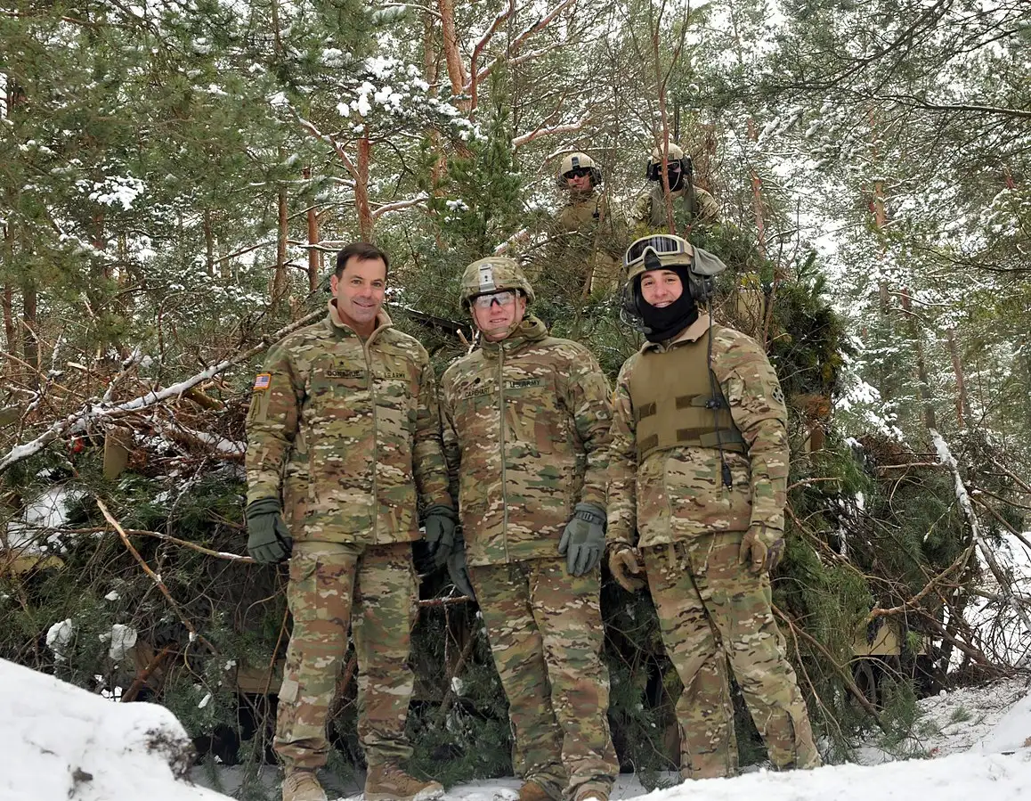 Генерал Кристофер Донахью (слева). 