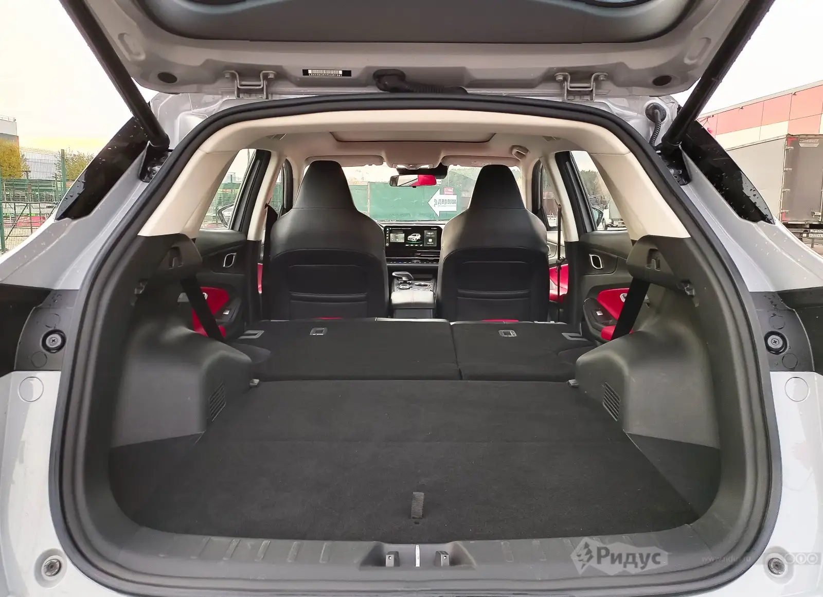Changan UNI-S, багажник со сложенным задним рядом. 