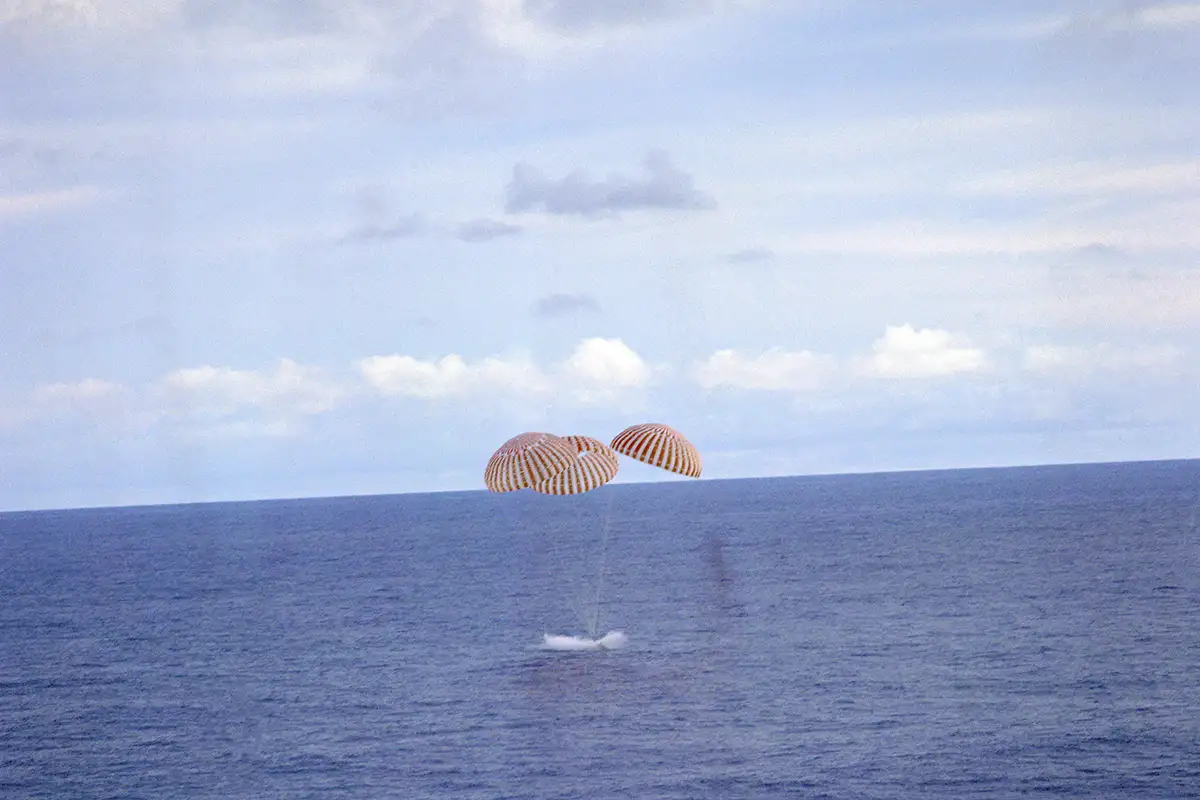 Приводнение спускаемого аппарата миссии «Аполлон-13». 
