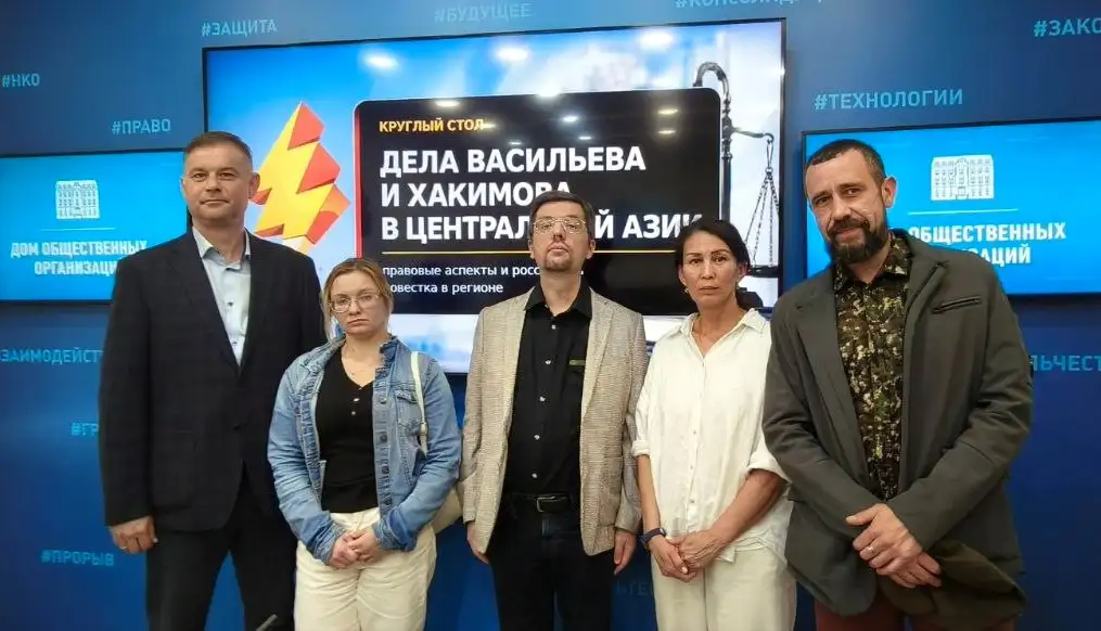 Участники круглого стола в Москве: Александр Александровский; Полина Беккер; Никита Мендкович; Дилдора Мирзаева, подписчица блога Comrade Aziz; Андрей Гулютин, главред «Ридуса»