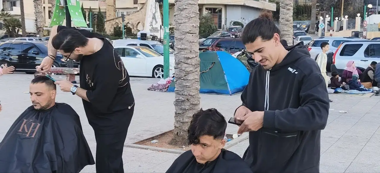 Бейрут, несколько парикмахеров бесплатно стригут беженцев на набережной. 