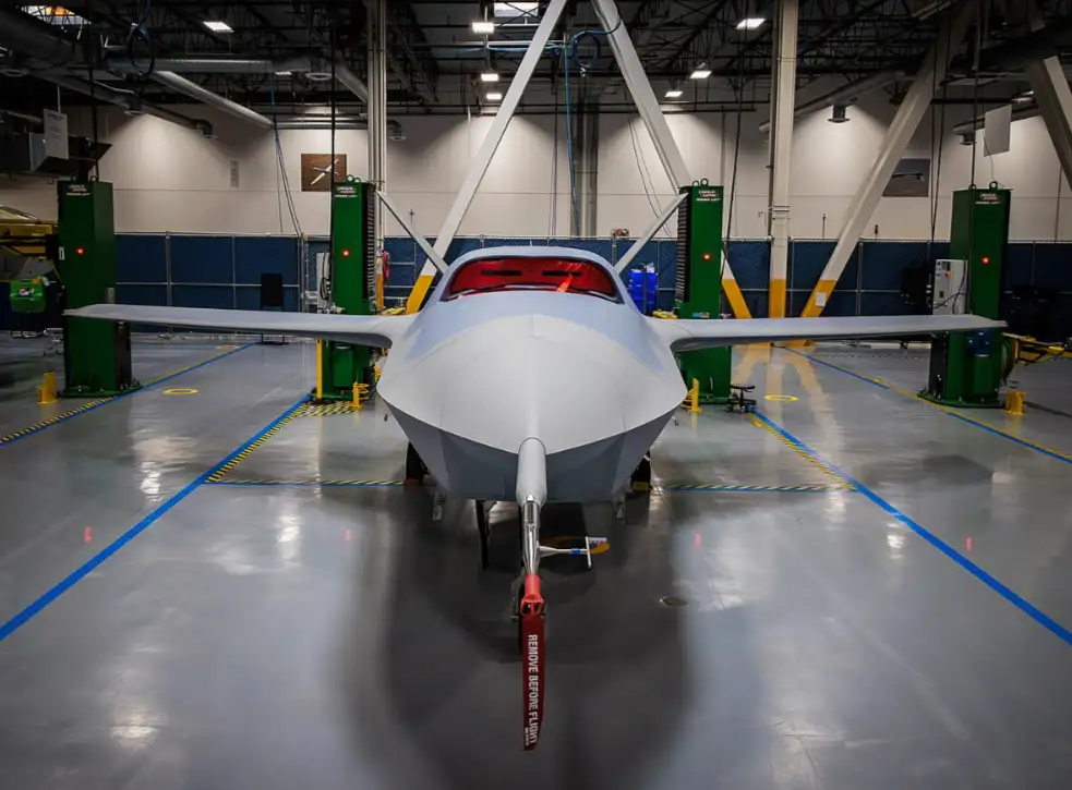 Испытательный образец серийного ведомого дрона YFQ-42A от . 