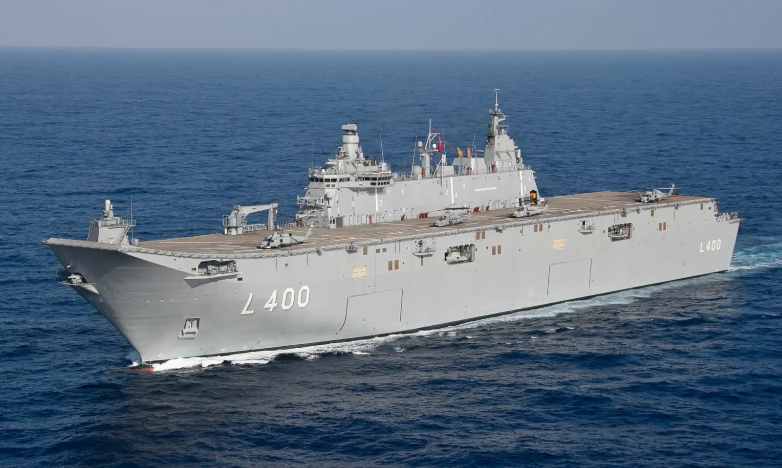 Десантный корабль ВМС Турции TCG Anadolu (L400) движется по Средиземному морю. 