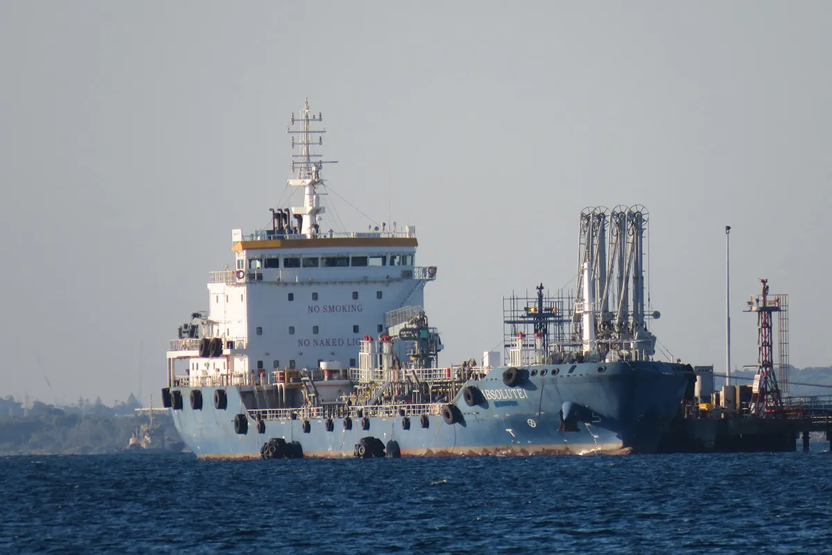 Танкер для перевозки нефтепродуктов