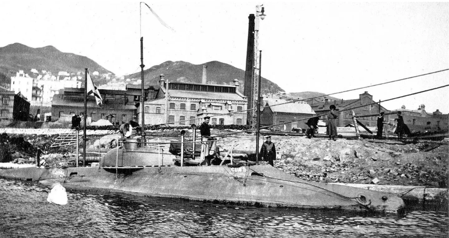 Подводная лодка «Сом» во Владивостоке, 1904 год.  