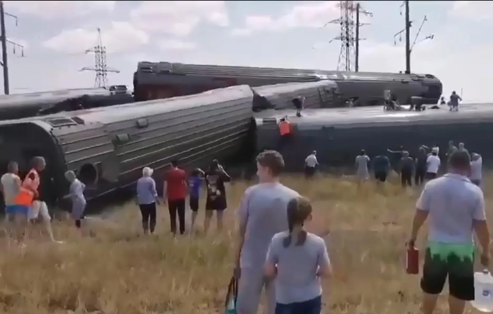 В Волгоградской области с рельсов сошел пассажирский поезд