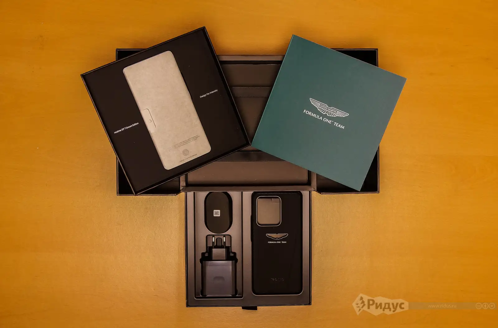 Смартфон realme GT 7 Dream Edition, оригинальный кейс. 