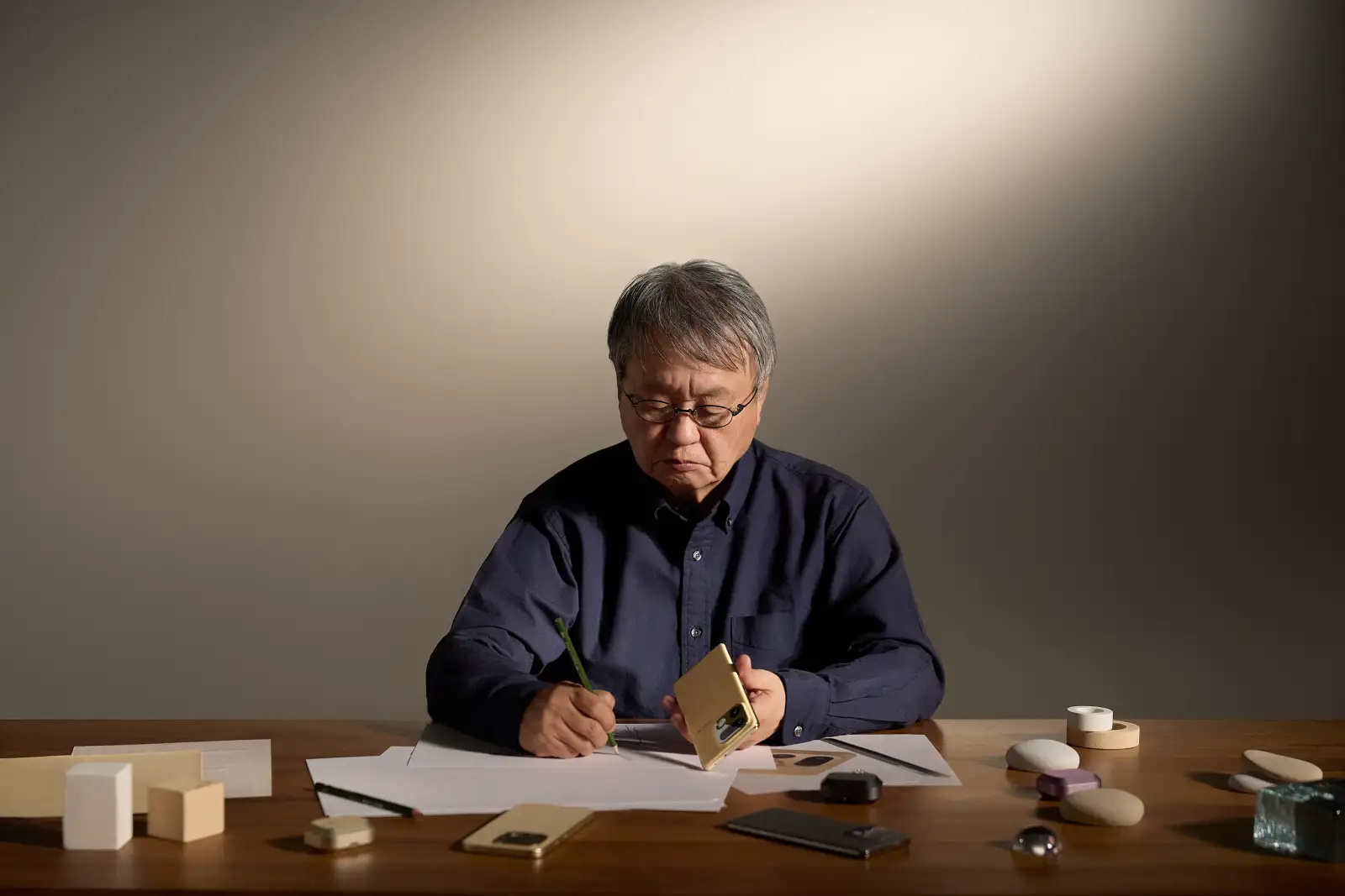 Автор дизайна смартфона Наото Фукасавa. 