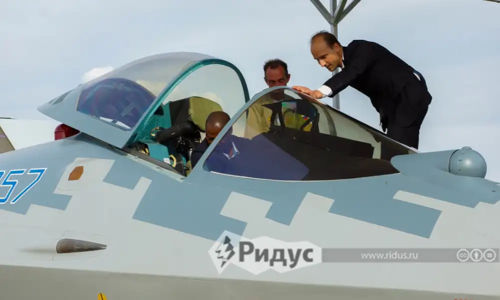 Потенциальные покупатели осматривают Су-57.  
