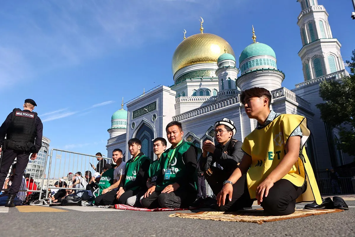 Богослужение в честь Курбан-байрама в Московской соборной мечети.