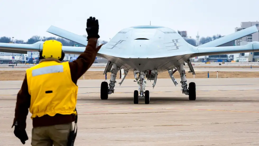 Компания Boeing проводит демонстрацию управления палубным беспилотником MQ-25, которым, возможно, предстоит управлять . Компания Boeing проводит демонстрацию управления палубным беспилотником MQ-25, которым, возможно, предстоит управлять .