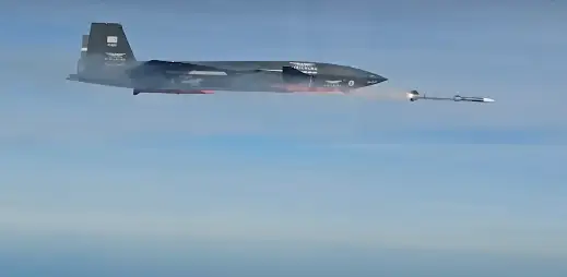 Беспилотный истребитель Kizilelma запускает ракету. 