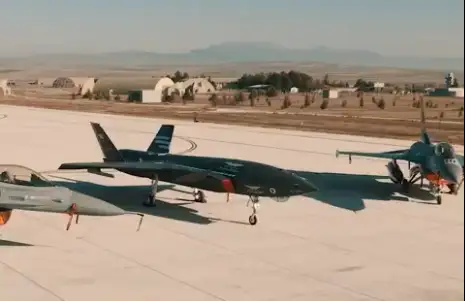 Беспилотный истребитель Kizilelma (в середине). 