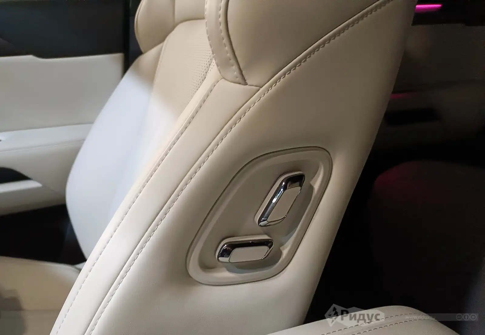 ROX 01, продублированные справа органы настройки сидения.  