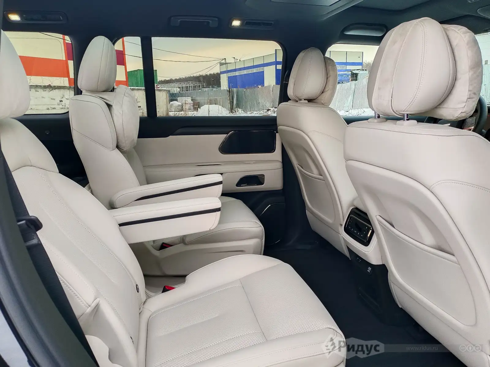 ROX 01, второй ряд образуют два отдельных кресла. 