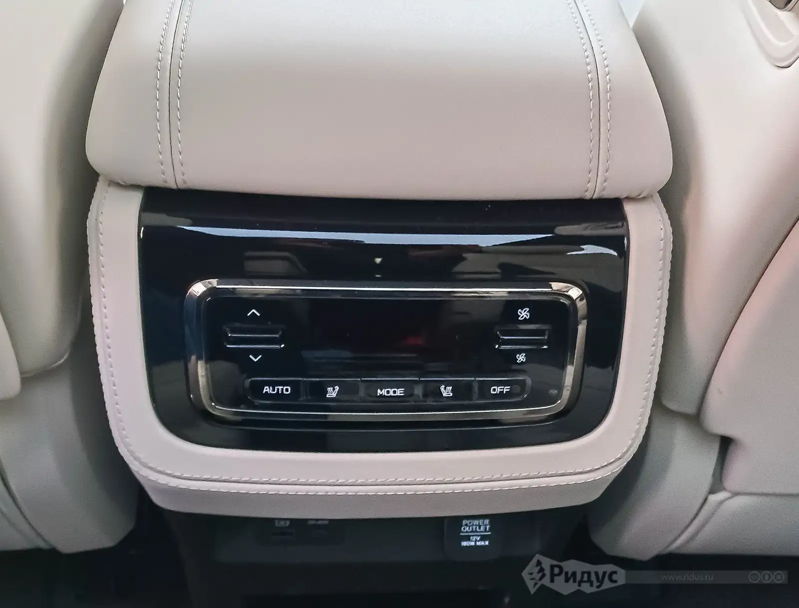 ROX 01, пульт управления для задних пассажиров. 