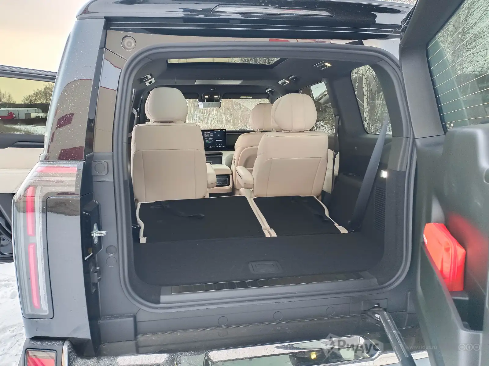 ROX 01, если третий ряд сидений сложить, получится большое грузовое пространство. 