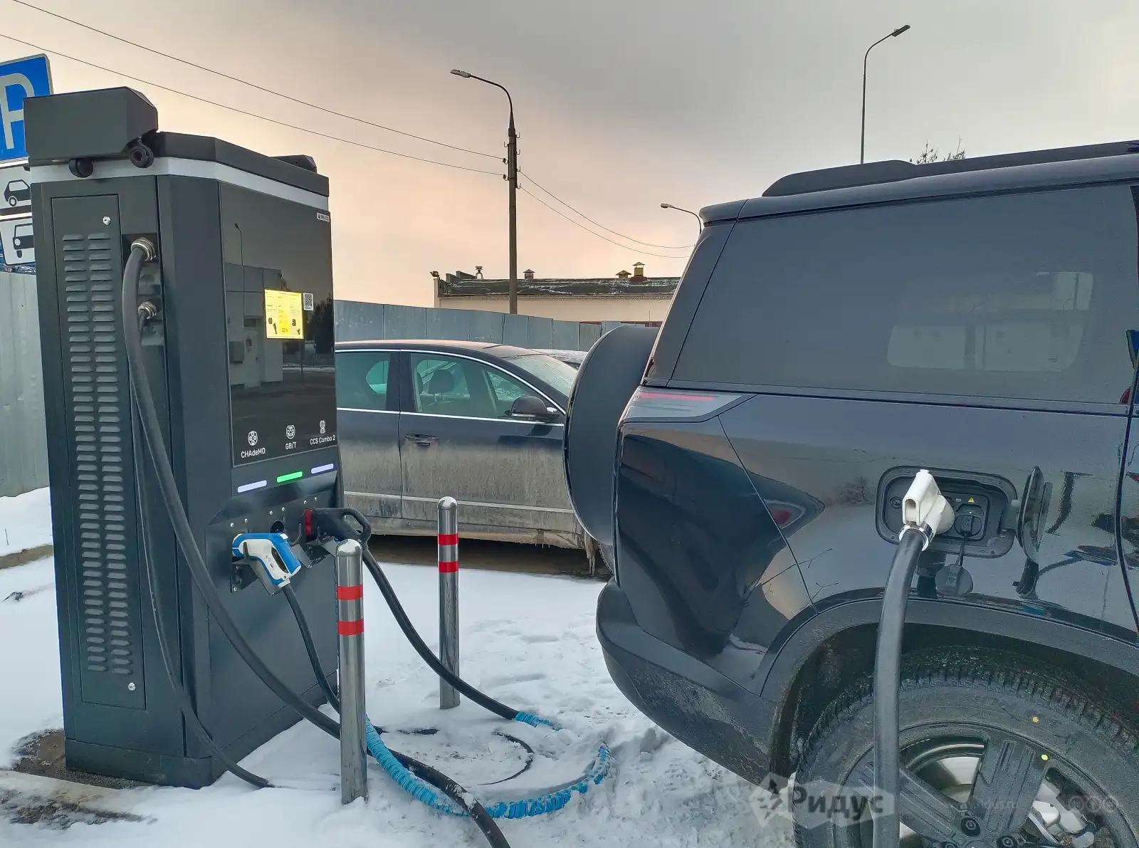 На ROX 01 используется довольно редкий зарядный разъем . 