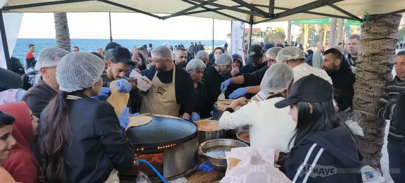 Бейрут, представители российской диаспоры помогают готовить бесплатные обеды для беженцев. 