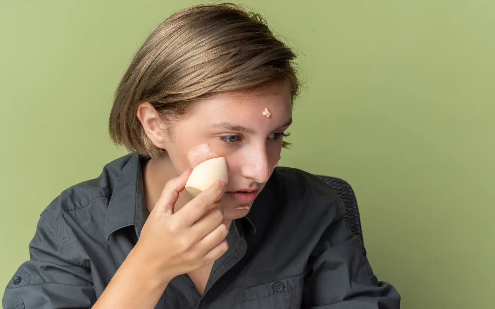 Использование косметики.