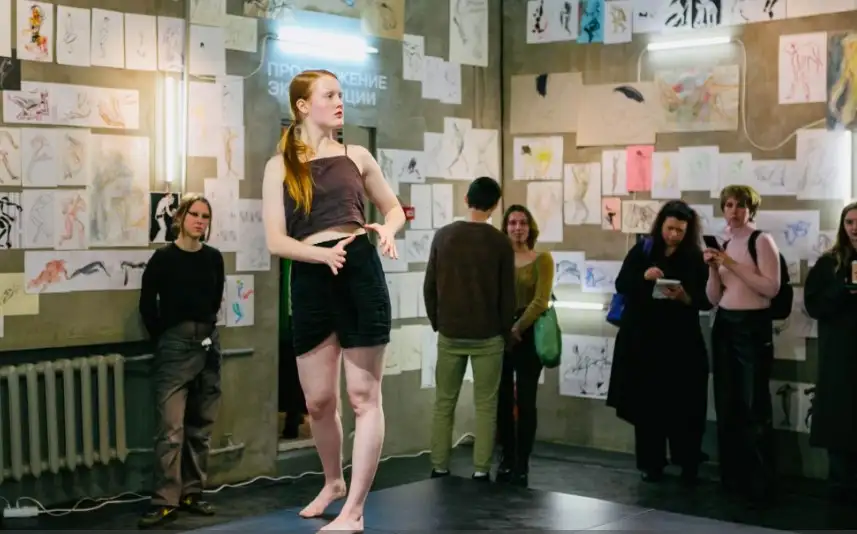Перформанс на выставке Клуба рисовальщиков движущейся натуры «Партитура движения», 2023 год. В кадре: танцовщица Валерия Ухатская.