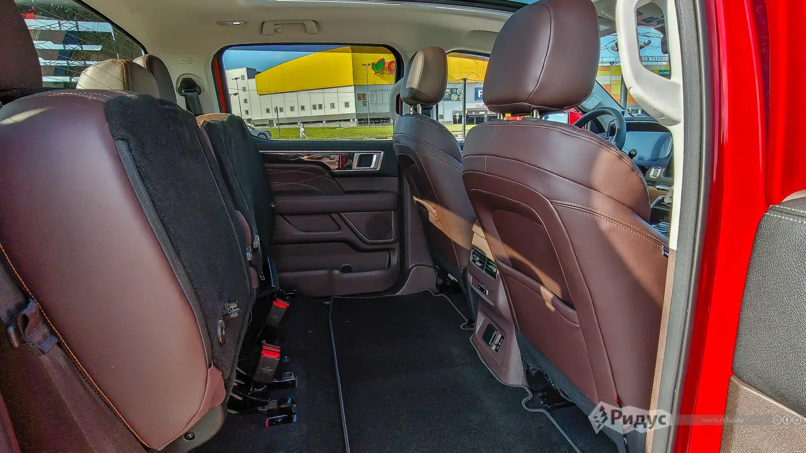 Foton Tunland V9 с бензиновым двигателем, сиденья второго ряда могут складываться полностью. 